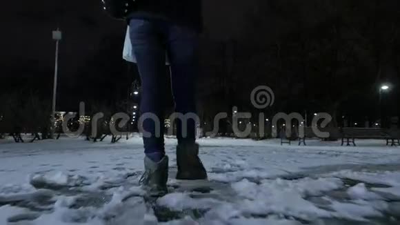 孤独的女孩走在雪地上夜城4K超高清视频的预览图