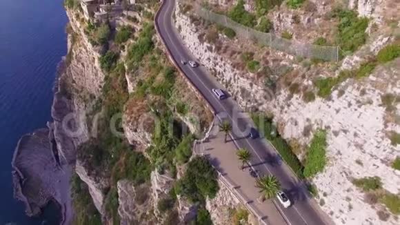 梅塔迪索伦托那不勒斯省的科穆恩旅游酒店道路和交通美丽的全景空中俯瞰视频的预览图
