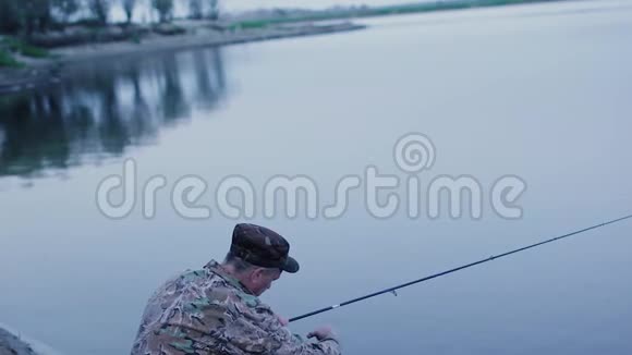 渔夫解开了绳子视频的预览图
