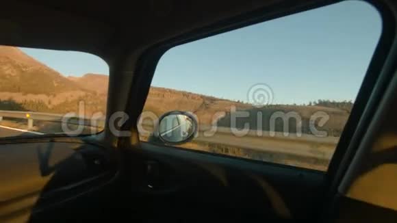 乘用车在阴影中走一个柔和的左曲线视频的预览图