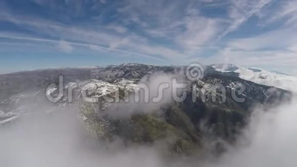 美丽的雪山顶链景观蓝天4k空中拍摄视频的预览图