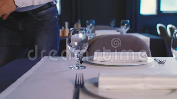 一个穿着蓝色衬衫的欧洲人坐在餐馆的桌子旁视频的预览图