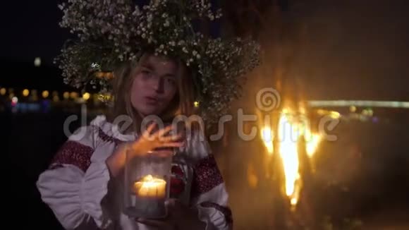美丽的女孩靠近一个大篝火视频的预览图