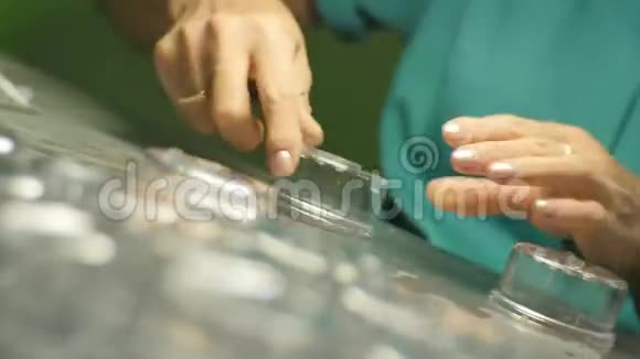 妇女在桌子上的位置和检查准备好的塑料模具视频的预览图