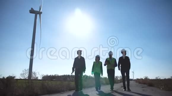 一群工程师在风电场公路上行走视频的预览图