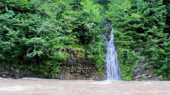 塞内维尔湖附近的一个小瀑布掉进了一条湍急的山河视频的预览图