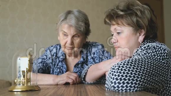 两个成熟的女人看着桌钟视频的预览图