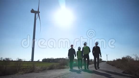 一群工程师在风电场公路上行走视频的预览图