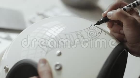 艺术家定制摩托车头盔与墨水视频的预览图