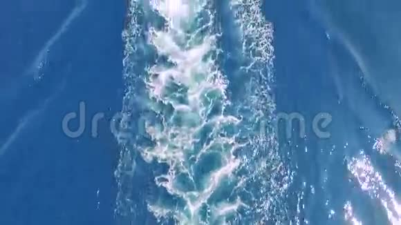 小船上最高的空中4k视野深蓝的海水中有白色的海浪视频的预览图