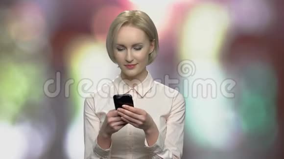 商务女性在手机上发短信视频的预览图