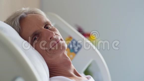 快乐的老人躺在病床上视频的预览图