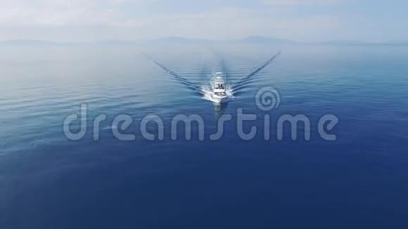 晴天在平静的深蓝色海水中乘坐4k小型帆船视频的预览图