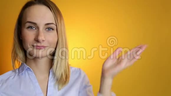 女人展示你的文字或产品竖起大拇指微笑兴奋和快乐视频的预览图