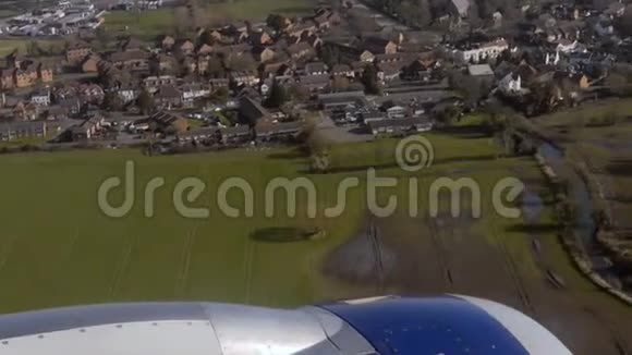 飞机飞越欧洲村庄视频的预览图