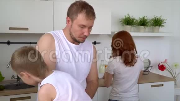 一个幸福的亲密家庭在厨房里做早餐时玩所有家庭都在厨房做早餐视频的预览图