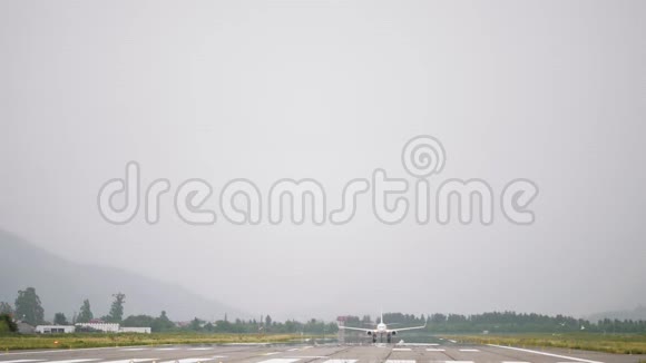 飞机从山区机场起飞格鲁吉亚视频的预览图