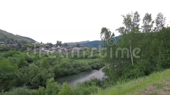河流穿过森林和山脉视频的预览图