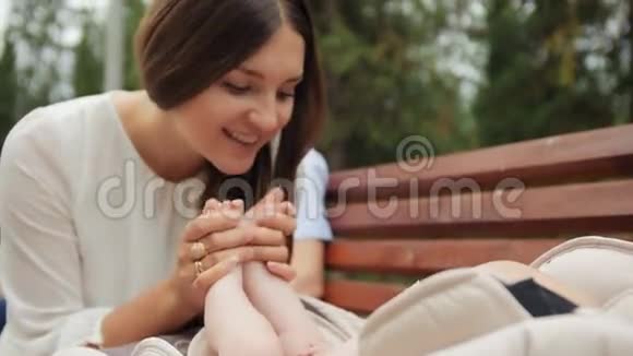 母亲亲吻她新生的婴儿童年快乐爱家人视频的预览图