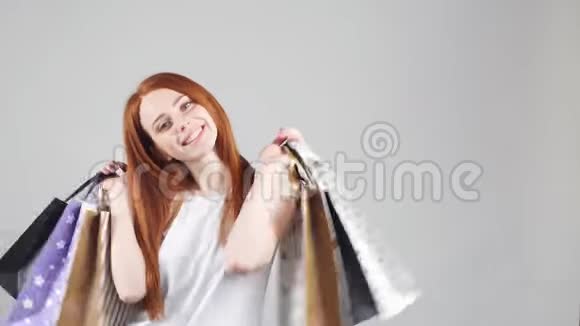 幸福微笑的女人拿着购物袋的肖像女模特隔离工作室背景视频的预览图
