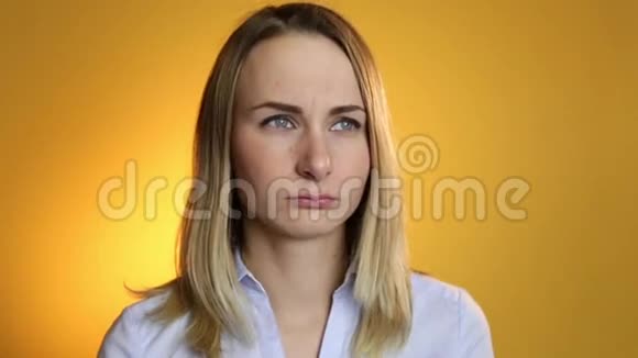 生病的女人把他的鼻子吹成黄色背景的组织视频的预览图