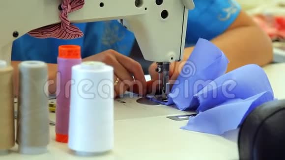 从事工业缝纫机工作的女性纺织工业概念视频的预览图