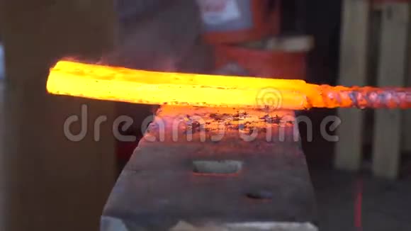铁匠在铁砧上用4k紧密锻造热黄的铁水视频的预览图