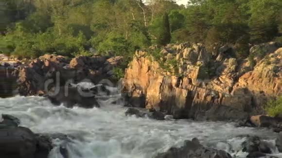 泛过波托马克河和岩石的傍晚视频的预览图