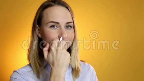 使用医用鼻喷剂的女人视频的预览图