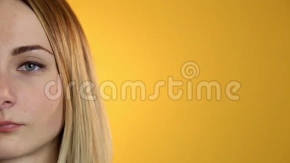 年轻女子肖像特写半面人字系列孤立在黄色背景上视频的预览图