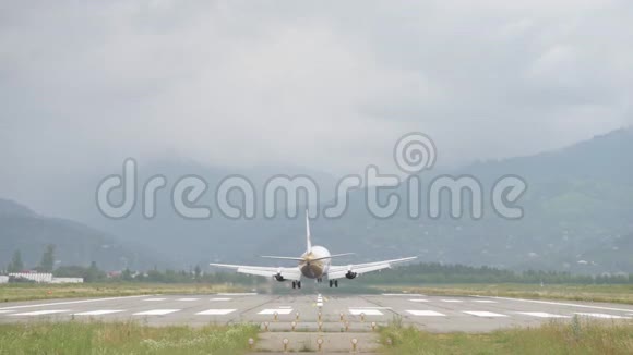 飞机降落到山区机场格鲁吉亚视频的预览图