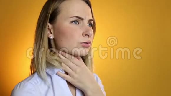 患病的年轻妇女在床上咳嗽用喉雾剂视频的预览图