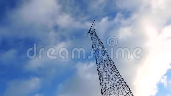 多云天空中的高电塔电池塔视频的预览图