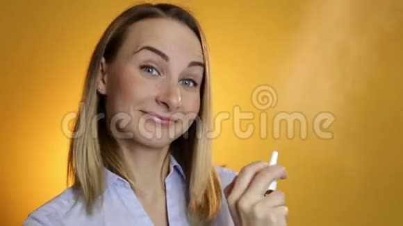 使用医用鼻喷剂的女人视频的预览图