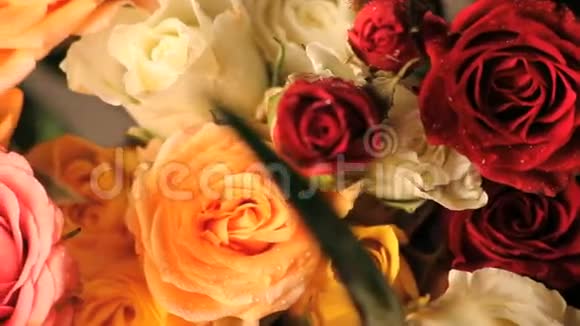 旋转多色玫瑰花束顶部视图视频的预览图
