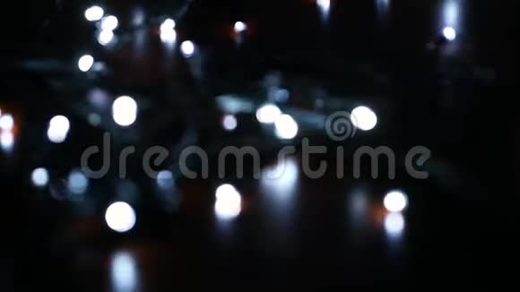 木制背景上的五彩圣诞灯视频的预览图