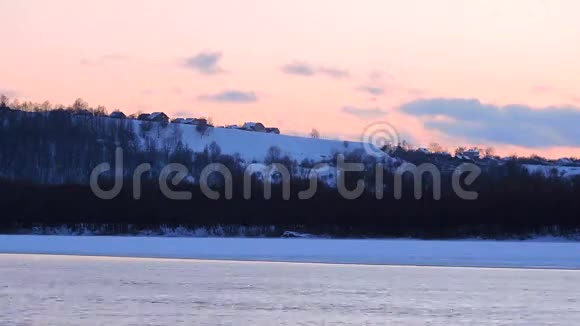 美丽的日落冬天的河流上有云视频的预览图