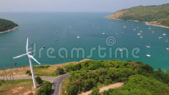 风力发电站普吉纳哈恩海滩附近的风车高清空中无人机降落慢镜头射击泰国视频的预览图