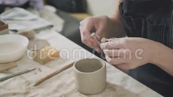 女性手的特写女陶工在做粘土杯视频的预览图