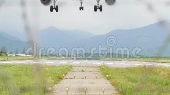 飞机降落到山区机场格鲁吉亚视频的预览图