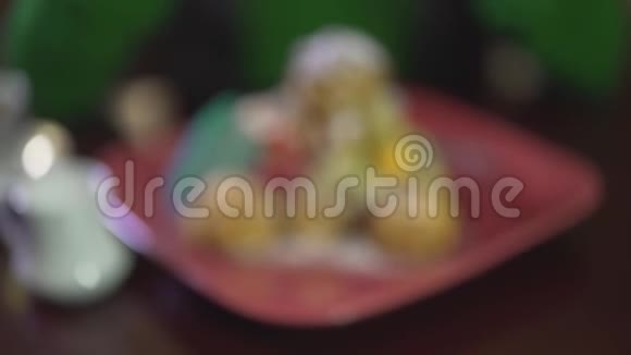 近距离观看美味可口的奶油泡芙慕斯蛋糕布丁甜点与浆果在方形红色盘子视频的预览图