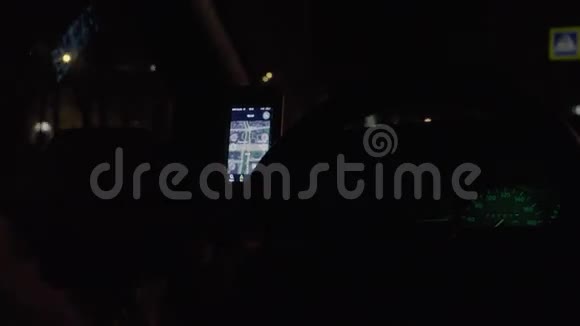 人手在车里滚动着GPS的屏幕视频的预览图