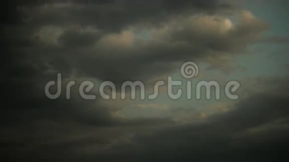 风暴云从白天快速过渡到黑夜视频的预览图