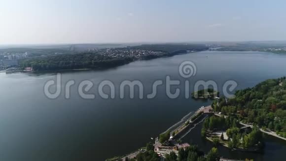 鸟瞰大教堂湖泊奎特诺皮尔乌克兰视频的预览图