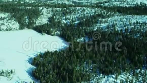 白雪覆盖的地面向山景倾斜视频的预览图