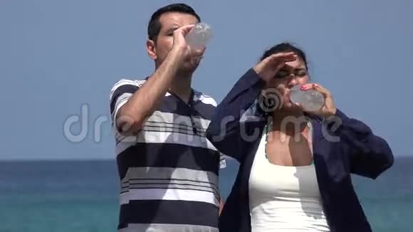 人们在炎炎夏日喝冷水视频的预览图