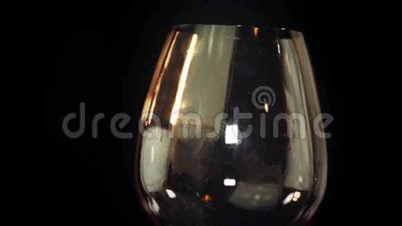 红酒倒入杯中视频的预览图