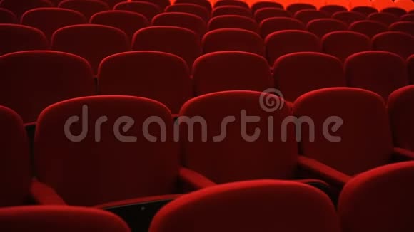 空的红色电影院或剧院座位视频的预览图