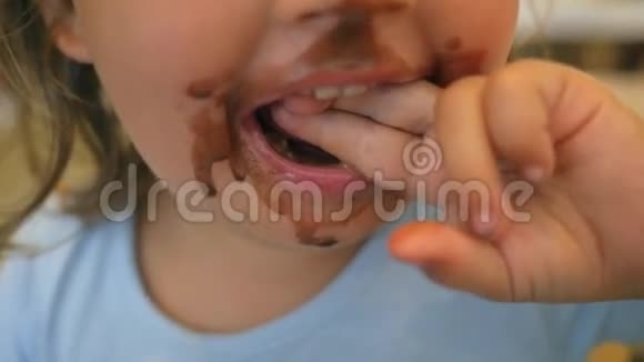 不可辨认的小女孩嘴脏后吃巧克力嘴高清慢速运动视频的预览图