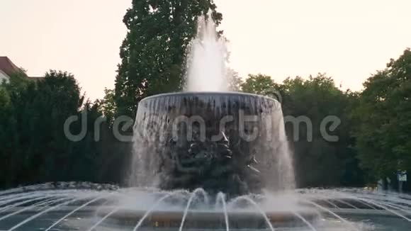 城市公园喷泉泼水市中心日落视频的预览图